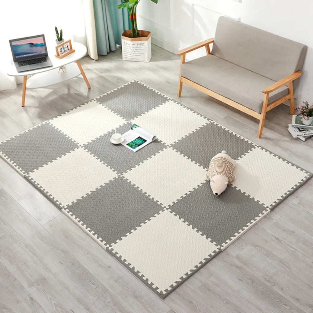 Tapis puzzle en mousse pour bébé, doux, antidérapant, isolant, avec motifs gris et blanc, idéal pour aire de jeu.