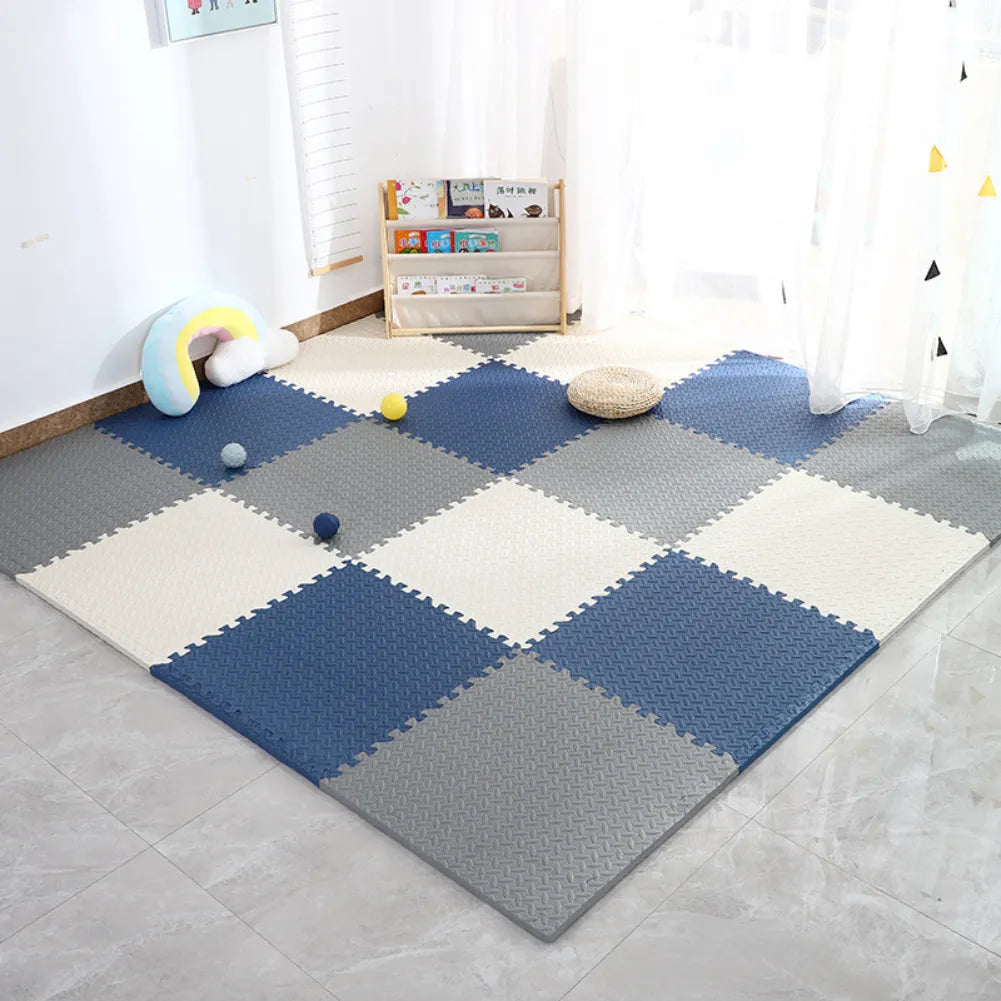 Tapis puzzle en mousse doux et coloré pour bébé dans une aire de jeu sécurisée et confortable.