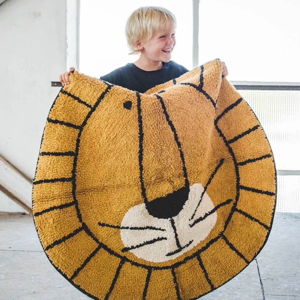 Enfant heureux tenant un tapis en forme de lion, ajoutant une touche ludique à l'espace de jeu.