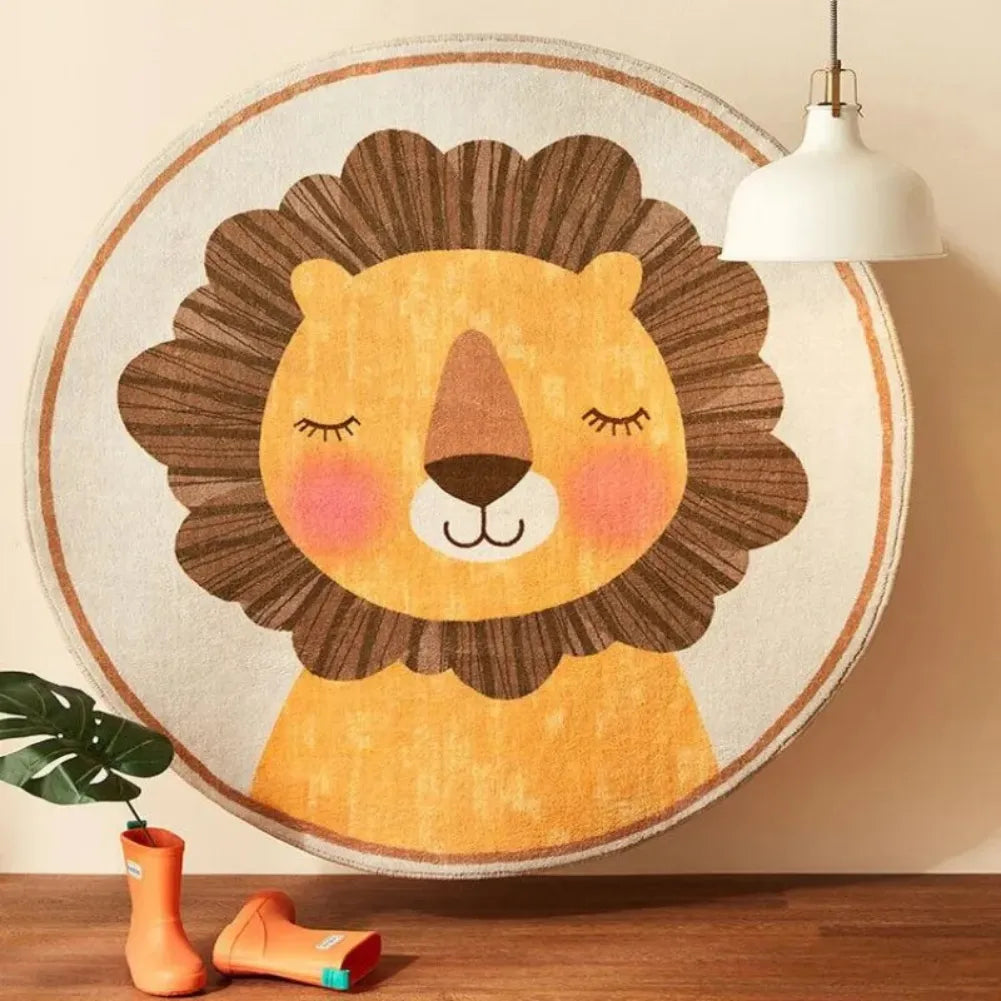 Tapis rond bébé avec dessin d'un lion souriant, ajoutant une touche ludique à la chambre d'enfant.