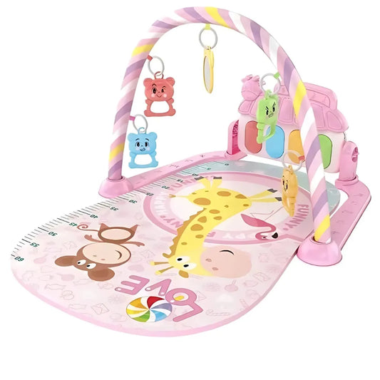 Tapis bébé sensoriel rose avec girafe et jouets suspendus pour éveil en douceur.