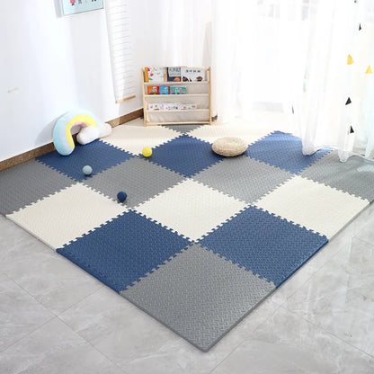 Tapis puzzle en mousse doux et coloré pour bébé dans une aire de jeu sécurisée et confortable.