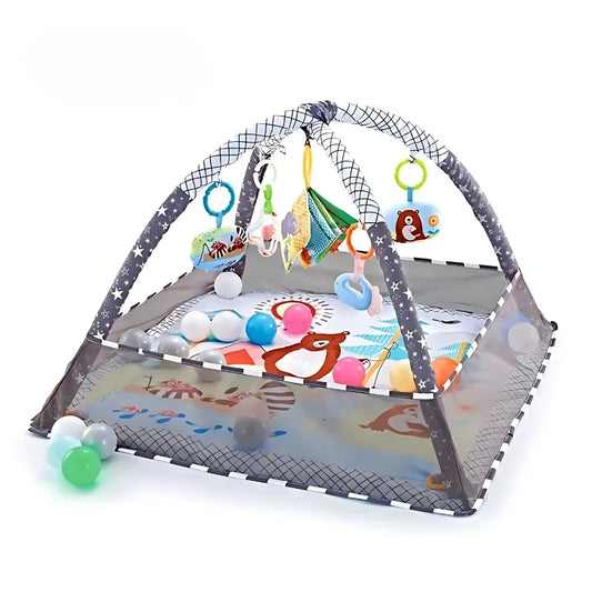 Tapis d'éveil bébé suspendu gris doux avec jouets colorés et filets latéraux pour exploration sensorielle.